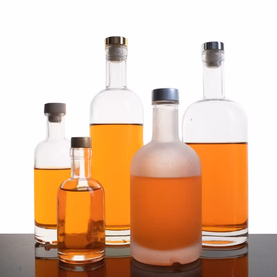 Atacado 700ml 750ml 500ml claro redondo vazio rum uísque espírito gin vodka garrafa de licor de vidro com tampa de cortiça